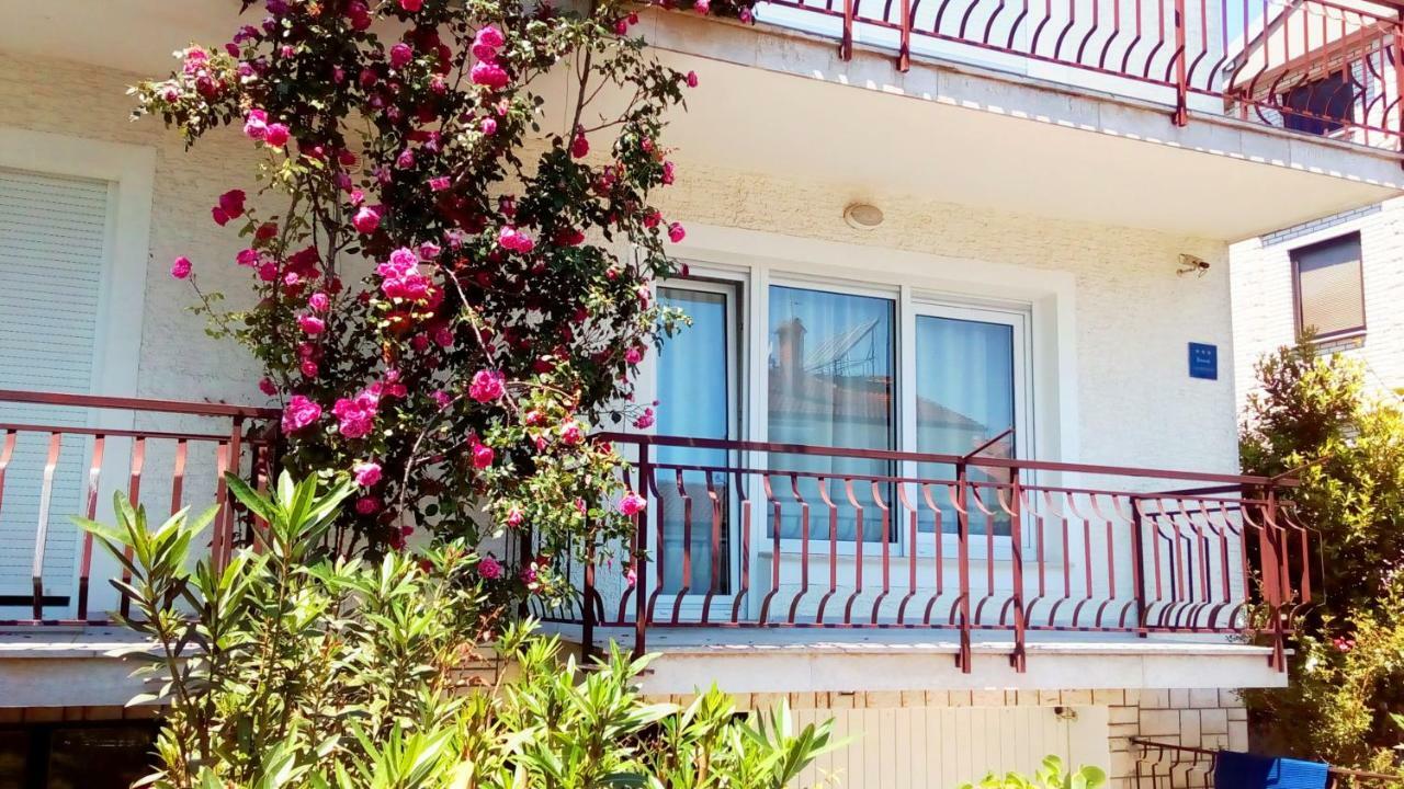 Apartmani Komunela Umago Exterior foto